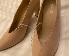 Classic Style shoes ..Neutral Colour so goes with everything