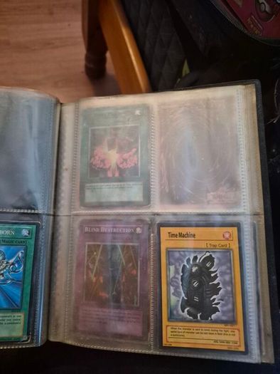 Yu-Gi-Oh! Trading Card Game Card Binder 1996 w/ random. Cards inside