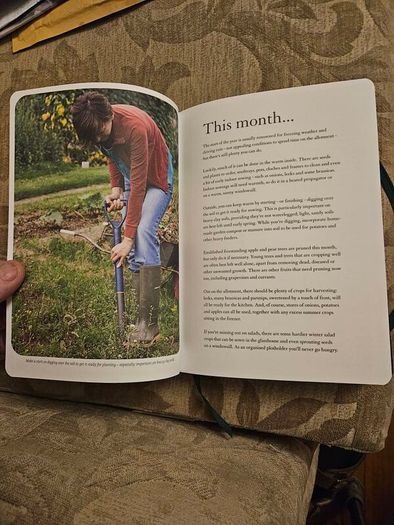 The Royal Horticultural Society Journal.  By Mitchell Beazley. Beautiful Illustrated Hardback Journal Of Month By Month Managment Of Your Allotment.  In Good Condition.  See Photos For Same.