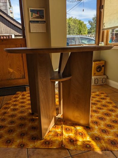 Round dining table