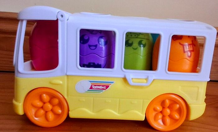 Tomy Toomie Egg Bus