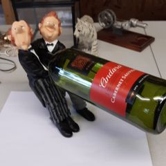 Wine bottle stand