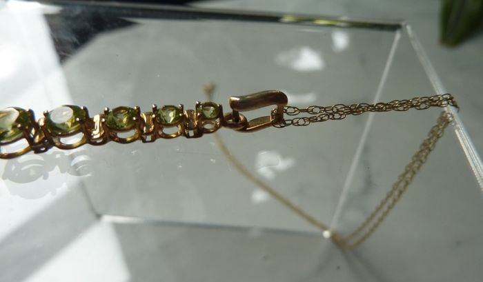 9ct Gold Graduated Peridot Pendant Necklace. 16 inch Chain Hallmarked 375