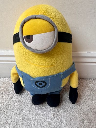 Despicable Me 2 Looking Left  Minion Stuart approx. 30 cm. Used Please see photos