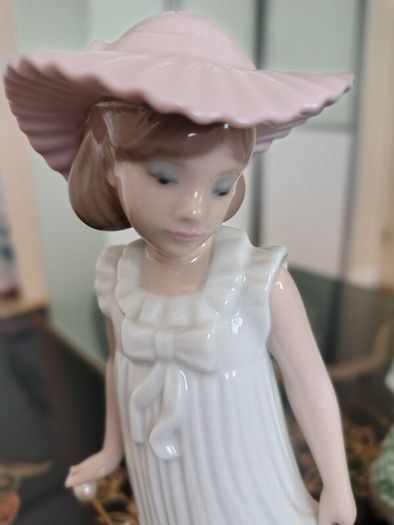 Vintage (1990) NAO By Lladro "April Showers" #1126. Damaged.