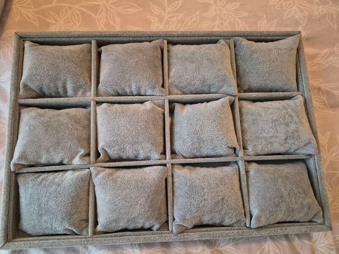 Soft cushioned watch / bracelet storage tray