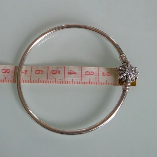 Pandora fireworks bangle bracelet very good condition,for the right size please check the last photo.