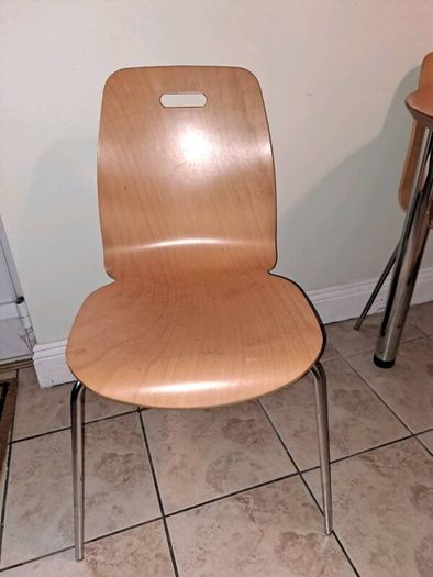 Lovely Kitchen table and 4 matching chairs