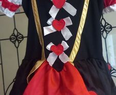 Girls dressup queen of hearts