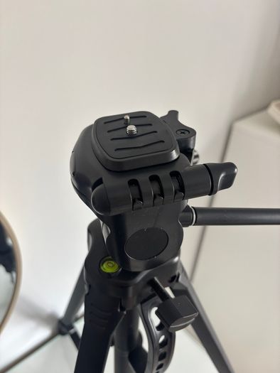 Canon Eos M100, bag and tripod