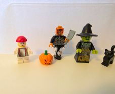 Lego minifigures and accessories