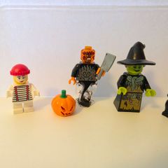 Lego minifigures and accessories