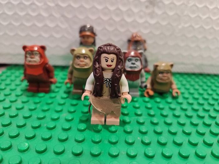 Lego Star Wars Minifigure 10236 Ewok Figures Ewoks Rebel Fighter and Rare Princess Leia and Teebo