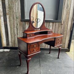 Beautiful vintage mahogany vanity dressing table