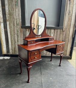 Beautiful vintage mahogany vanity dressing table