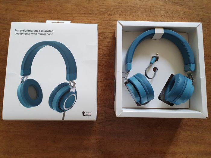 Headphones with microphone and jack. 150 cm long cable.