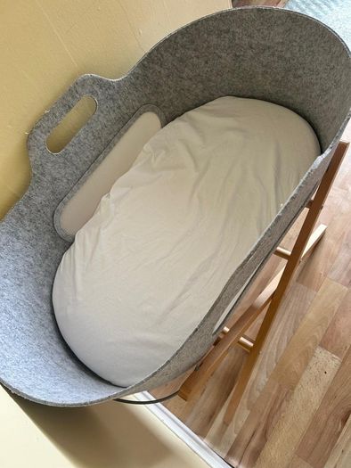 Grey Moses basket and stand (Snuzbaskit)
