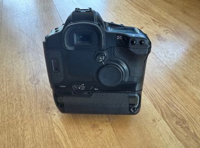 Canon EOS 1V 35mm Film Camera - Great Condition. Body Only - Lens not included.