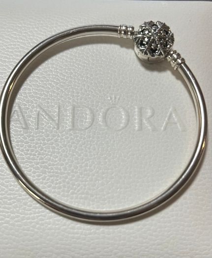 Pandora Limited Edition Pandora Moments Sparkling Snowflake Clasp Bangle-like new