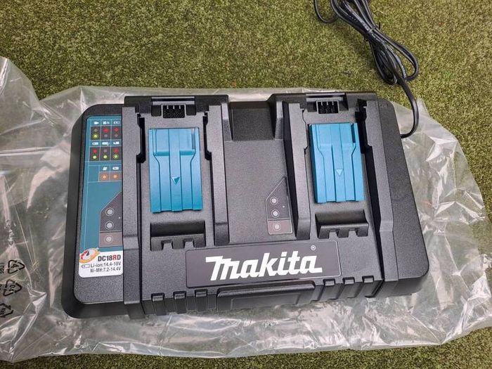Makita  DC18RD 14.4V to 18V Li-ion LXT Twin Port Charger