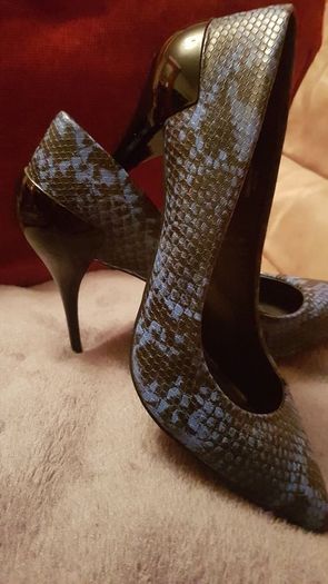 Gorgeous high heels blue black mint condition snake printed leather pointed cool heels size 41/7