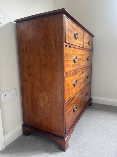 Traditional mahogany chest of drawers