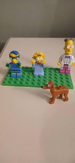 Lego minifigures and accessories