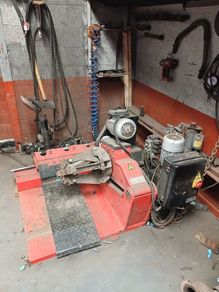 Truck/tractor tyre machine