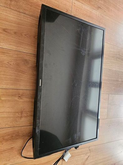 Samsung 32 inch LED smart TV, working but screen broken, can be repaired or for parts,