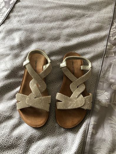 Ladies sandal size 5