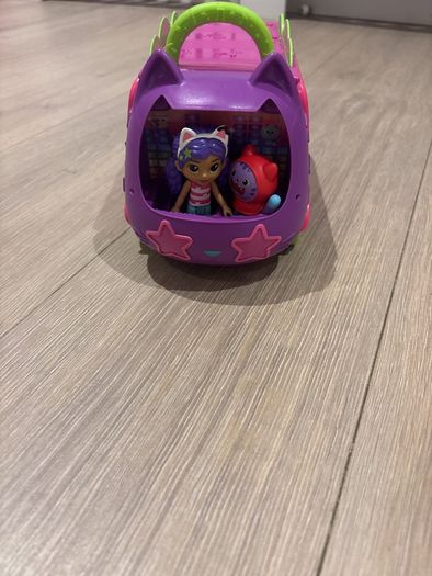 Gabbys dolls house bus with figures