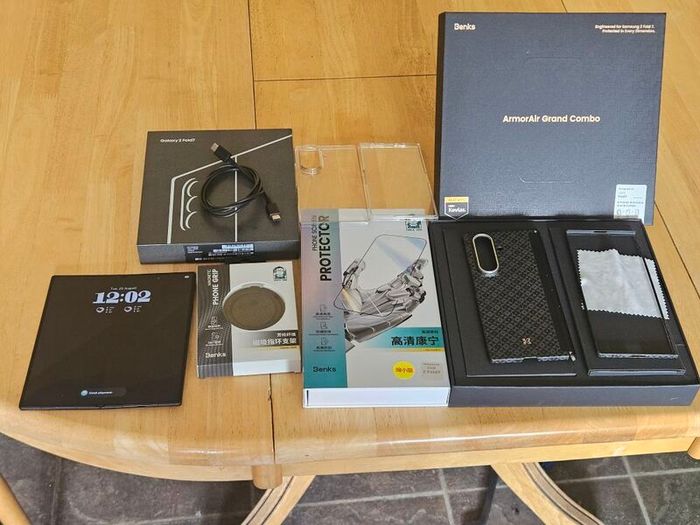 Samsung Z Fold 7 256GB Mint Condition 9 Months Old with receipt unlocked to any Network and with Accessories.