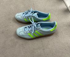sports shoes