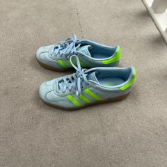 sports shoes