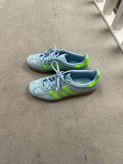 sports shoes