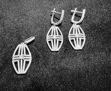 Stunning matching earrings and pendant jewellery set