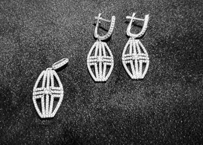 Stunning matching earrings and pendant jewellery set