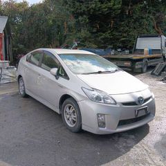 Breaking Toyota Prius 2012 hybrid