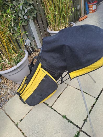 Golg bag with clubs.