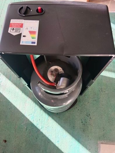 Kingavon Gas heater with cylinder and gas bottle ( The bottle is empty).