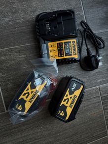 Dewalt 2 x 4.0Ah Li-Ion Batteries + charger