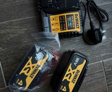 Dewalt 2 x 4.0Ah Li-Ion Batteries + charger
