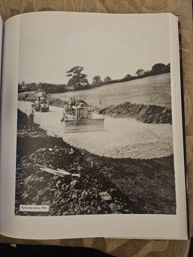 The Men Who Built Britain. A History Of The Irish Navvy. By Ultan Cowley. First Edition Large Volume Hardback With Dustjacket In Good Condition.  See Photos For Same.