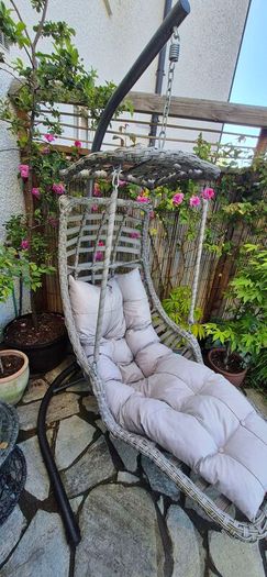 Hanging egg chair