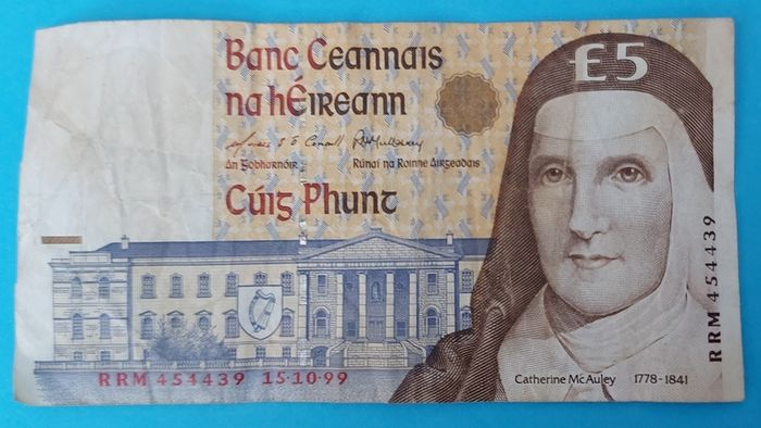 Irish 3 X 1999  Five Pound banknots in Fine  condition