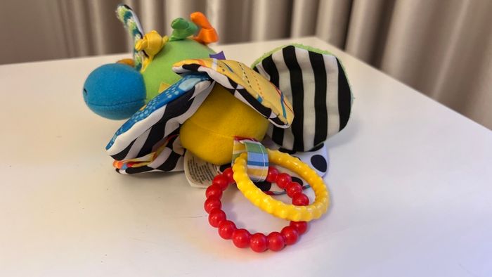 Lamaze Vibrating Crinkle Bee Bug Flower Pull Toy Pram Car Carrier
