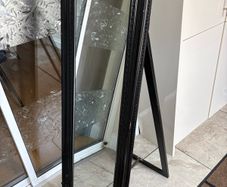Freestanding mirror