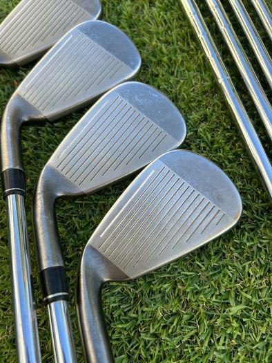 Full set of golf Taylormade clubs