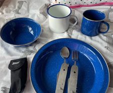 camping utensils / crockery