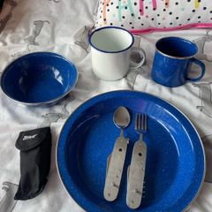 camping utensils / crockery